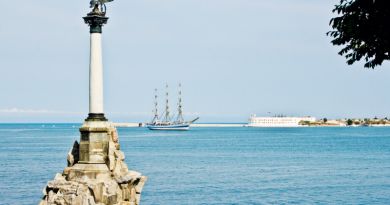 Достопримечательность Памятник затопленным кораблям